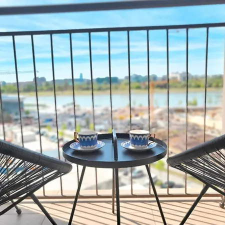 アパート Arkadija Lux River And Tower View ベオグラード